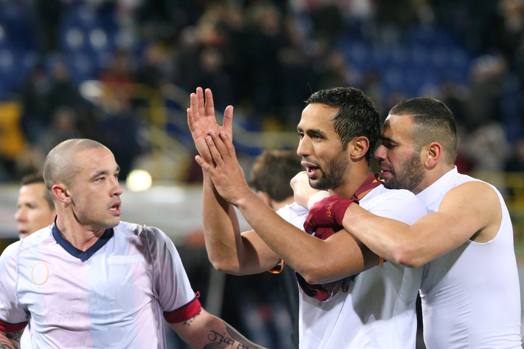 La partita finisce: ecco l&#39;applauso di Benatia ai tifosi della Roma. Con lui Nainggolan e Castan. Afp